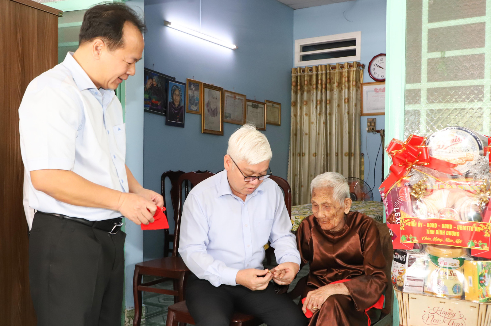 Bí thư Tỉnh ủy Nguyễn Văn Lợi và đoàn công tác thăm, tặng quà Mẹ Việt Nam Anh Hùng Nguyễn Thị Rực.